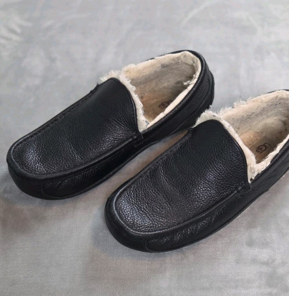 UGG Ascot Slippers Men 10 US Sheepskin Leather House Shoes Sherpa Lined black